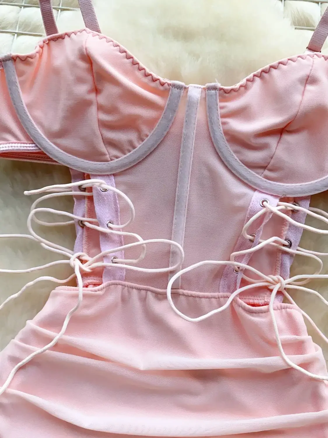 Foamlina ชุดเดรสสายเดี่ยวกลวงเซ็กซี่, เดรสสั้นเปิดเอวเข้ารูปมีผ้าอัดพลีทรัดรูปสำหรับผู้หญิง