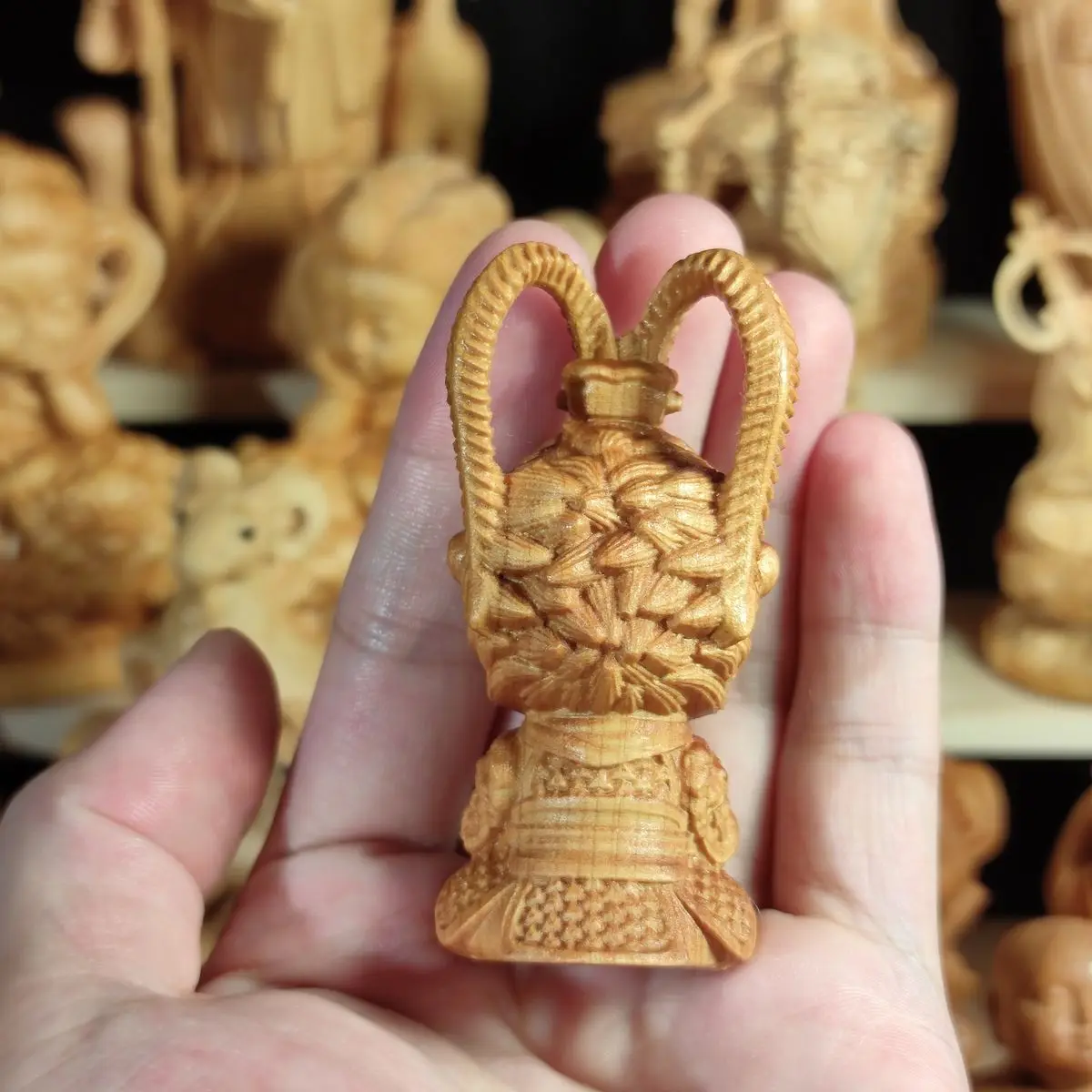 Thuja Wood Carving Fighting Over Buddha Monkey King Handheld PieceMonkey King Decorative Car Ornaments Wenwan Crafts