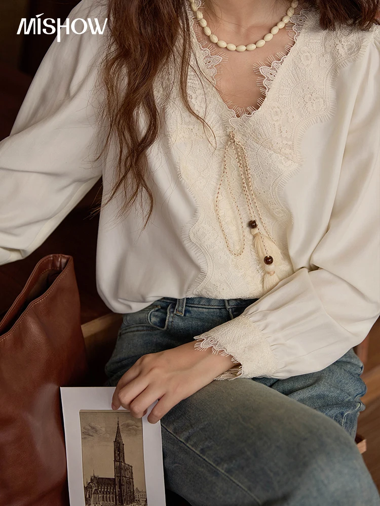 MISHOW Damskie bluzki z bufiastymi rękawami 2025 Jesień Słodkie koronkowe wstawki Dekolt w serek Długi rękaw Topy Koronkowe sznurowane koszule biurowe MXE43X1989