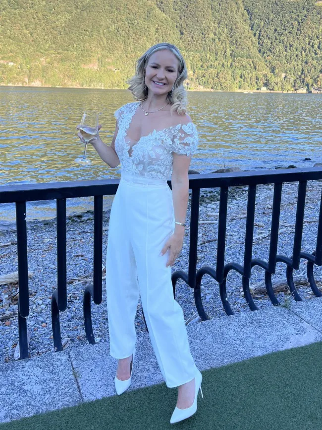 

Vintage White Wedding Jumpsuit Dresses with Detachable Tulle Train V Neck Short Sleeves Floor Length Lace Bridal Gowns