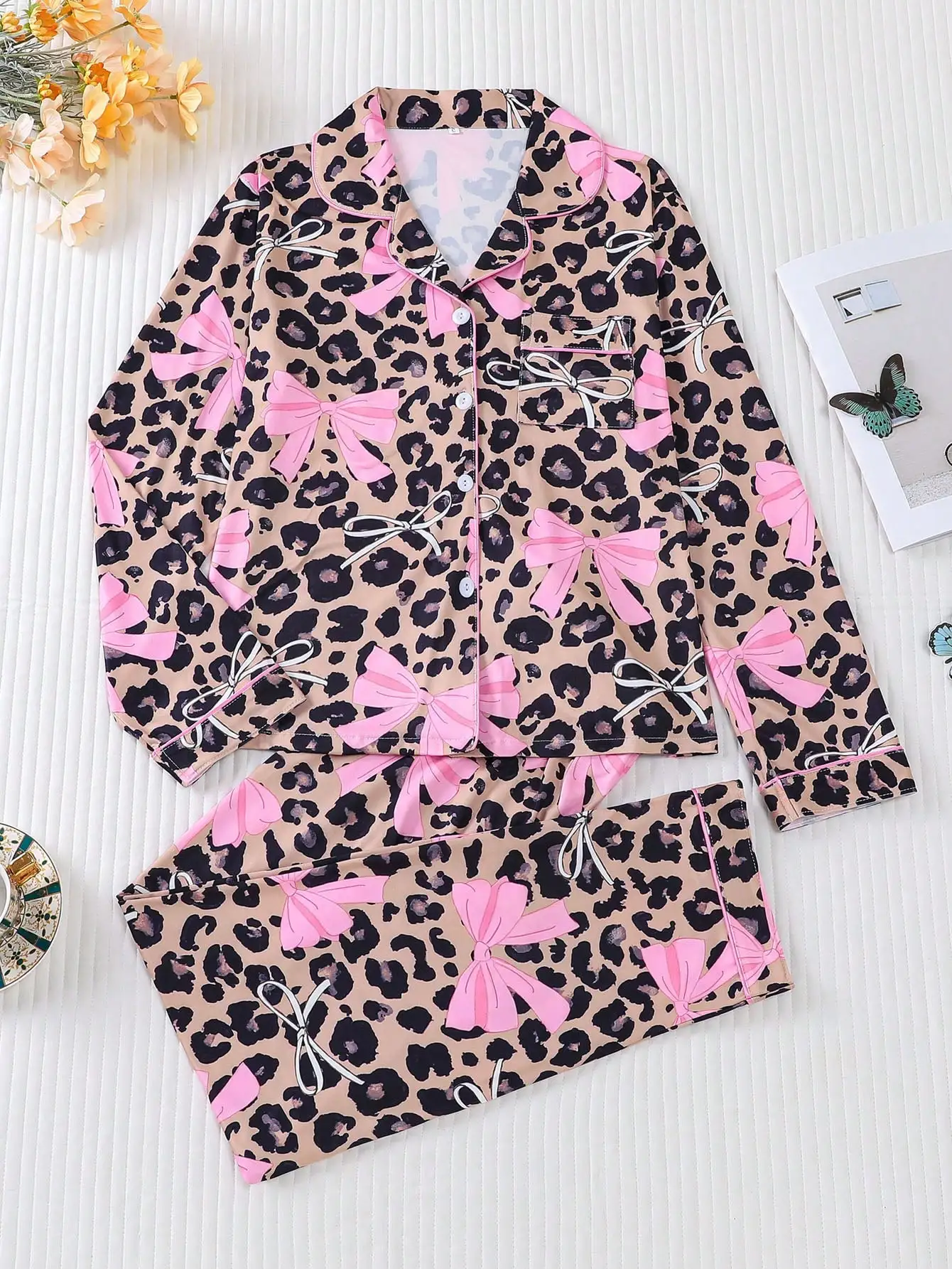 

Женский пижамный комплект с леопардовым принтом и бантом — топ на пуговицах с длинными рукавами и брюки на завязках