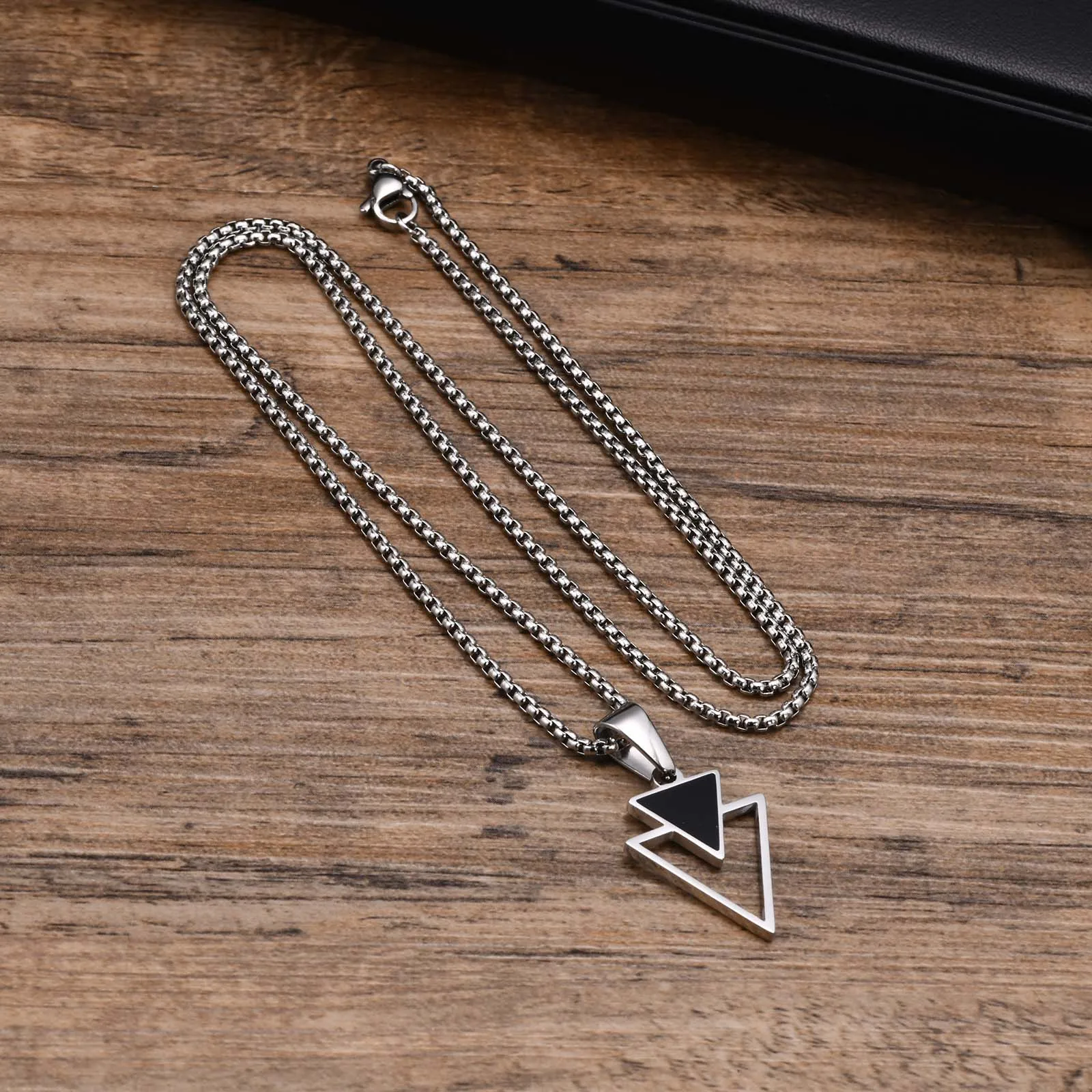 Herren Dreieck Anhänger Halskette für Jungen, wasserdichte Edelstahl neue Mode hohlen geometrischen Kragen männliche Geschenke Schmuck – Detail 5