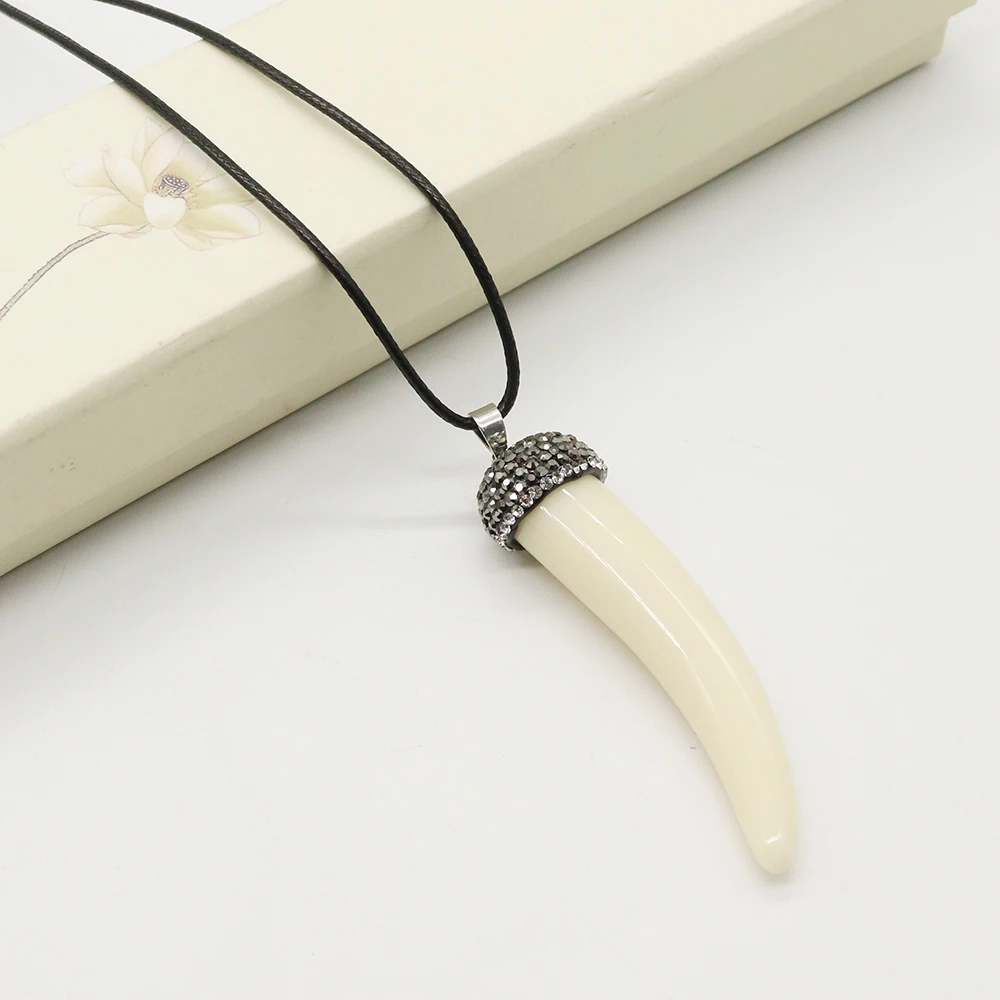 Tribal Resin Bull Horn Necklace Adjustable Leather Rope Amulet Creamy White Cow Horns Pendant Necklace Charms Jewelry Collares