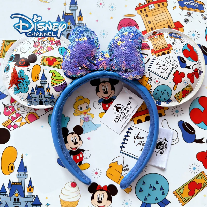 

Повязка на голову с бантом и пайетками в стиле тематического парка Дисней — красочный принт с персонажами и замками, украшенный переливающимися блестками