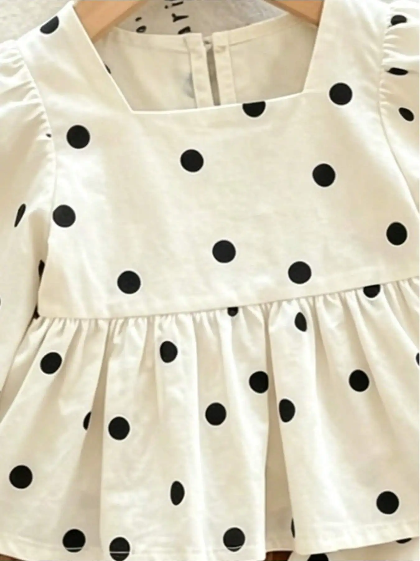 Kinder-Set mit Polka Dots und Langen Ärmeln für den Herbst: Oberteil mit Quadratischem Kragen, Rock mit Elastischem Bund & Lange Hose – Detail 7