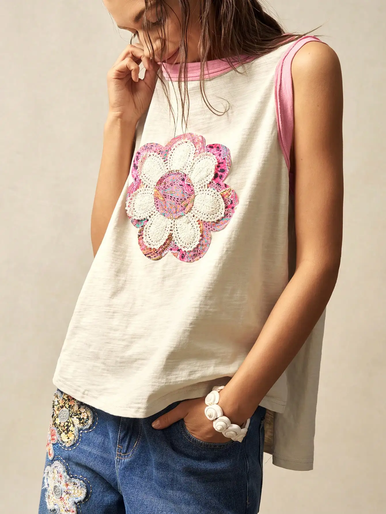

Женская свободная майка без рукавов в стиле бохо с цветочной аппликацией