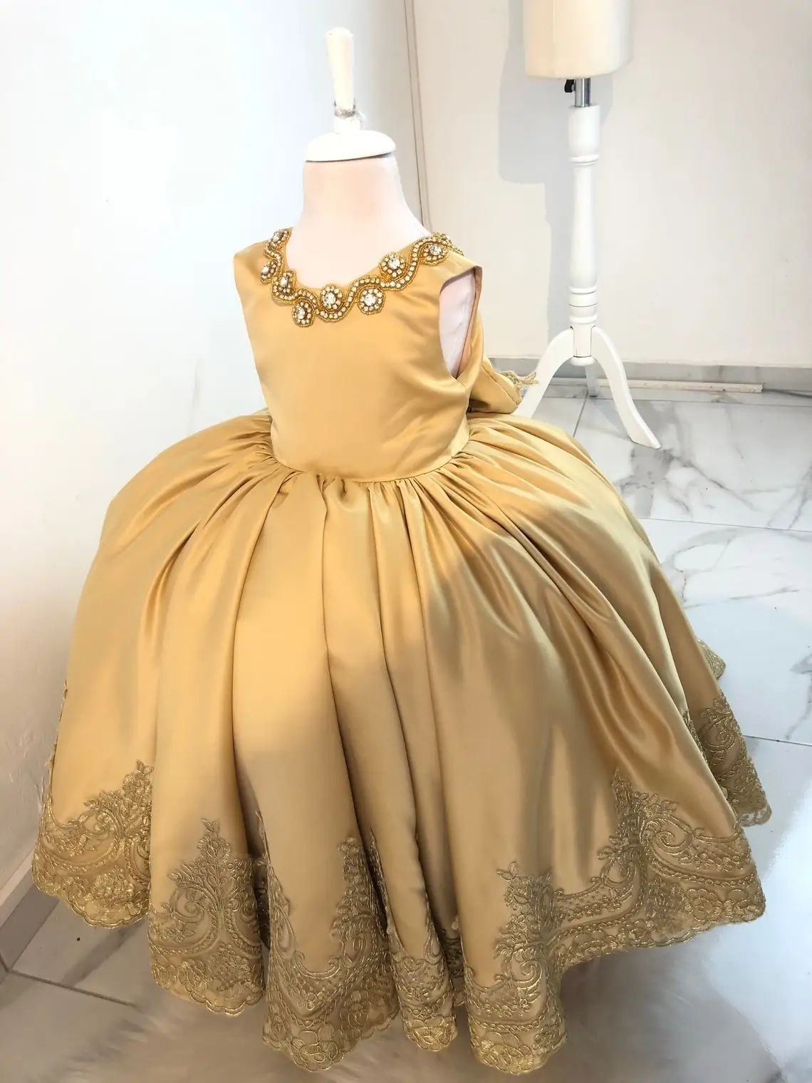 

Golden Satin Baby Girls Dresses Applique Beaded Neck Girls Pageant Dress Puffy Little Princess Birthday Dress with Big Bow