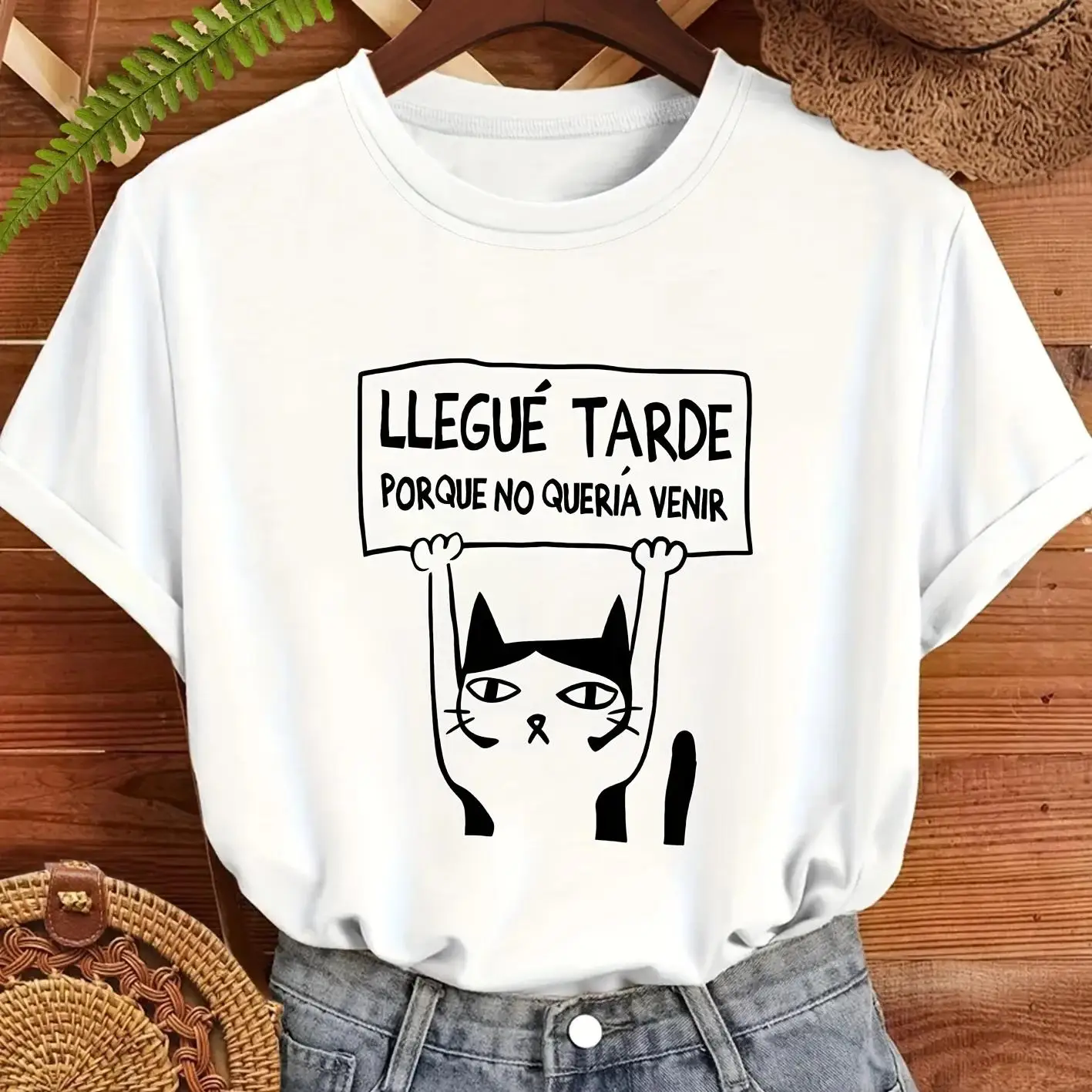 Damska koszulka z krótkim rękawem, casualowa, z uroczym minimalistycznym nadrukiem kota i hiszpańskim cytatem, czarna, elastyczna, z okrągłym dekoltem, na wiosnę i lato.