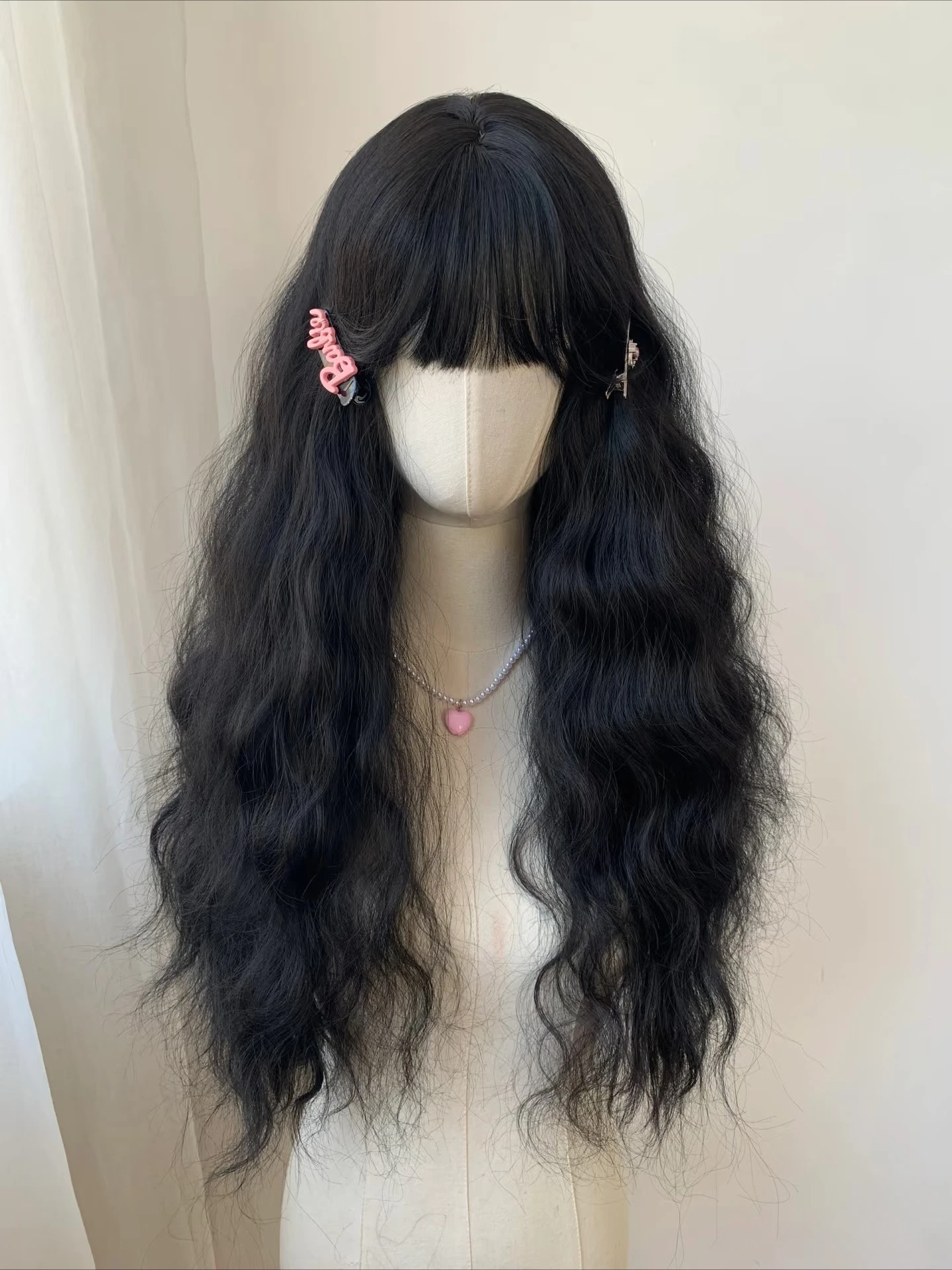 باروكة مجعدة مع غرة، باروكة لوليتا لطيفة للنساء، 24 بوصة، شعر اصطناعي متموج عالي الجودة، باروكة مع عصابة رأس للاستخدام اليومي