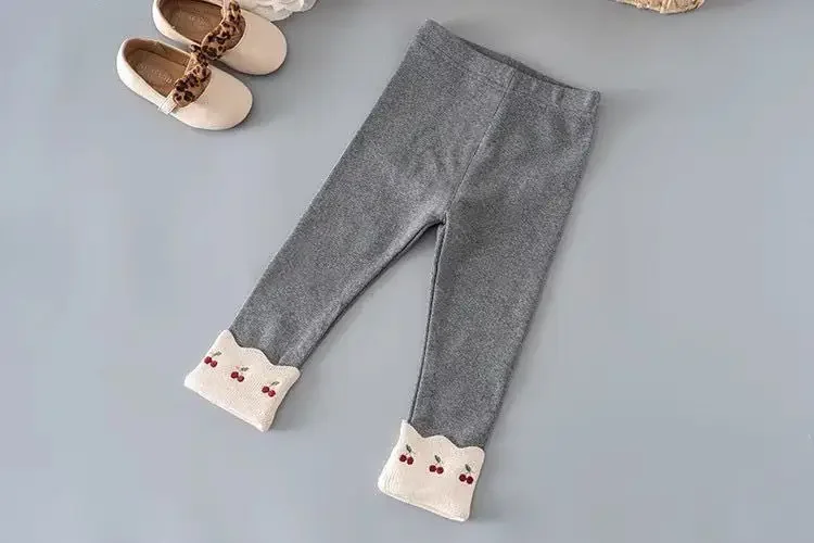 2026 Neue Herbst-Winter-Kinderleggings, Niedliche Kinderhosen mit Kirsch-Stickerei, Kinderhosen mit Fleece-Futter und Schlaghosen-Schnitt – Detail 12