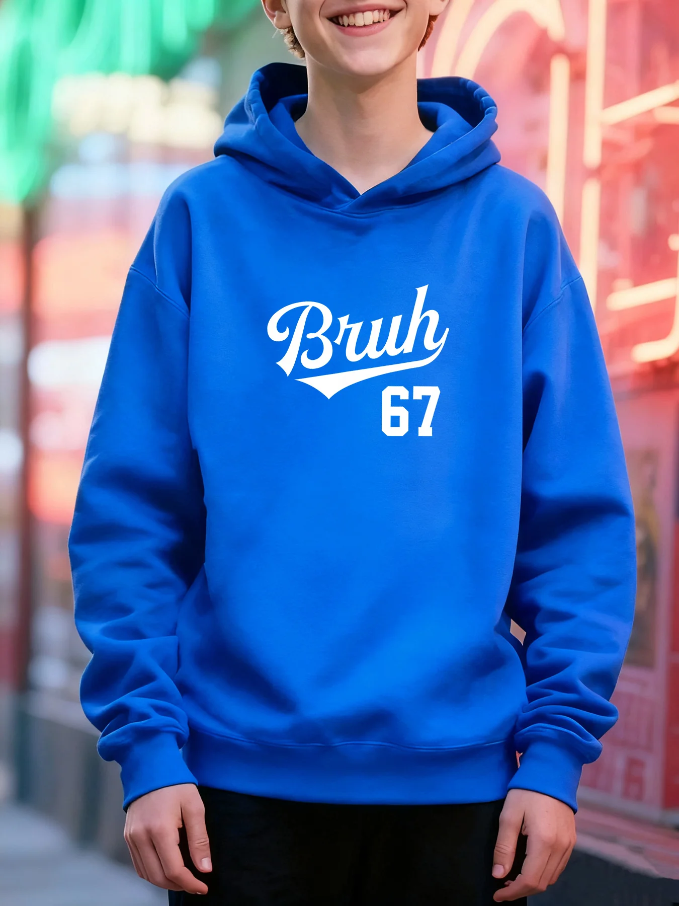This new autumn/winter printed hoodie features a casual design and relaxed style, making it perfect for outdoor enthusiasts.