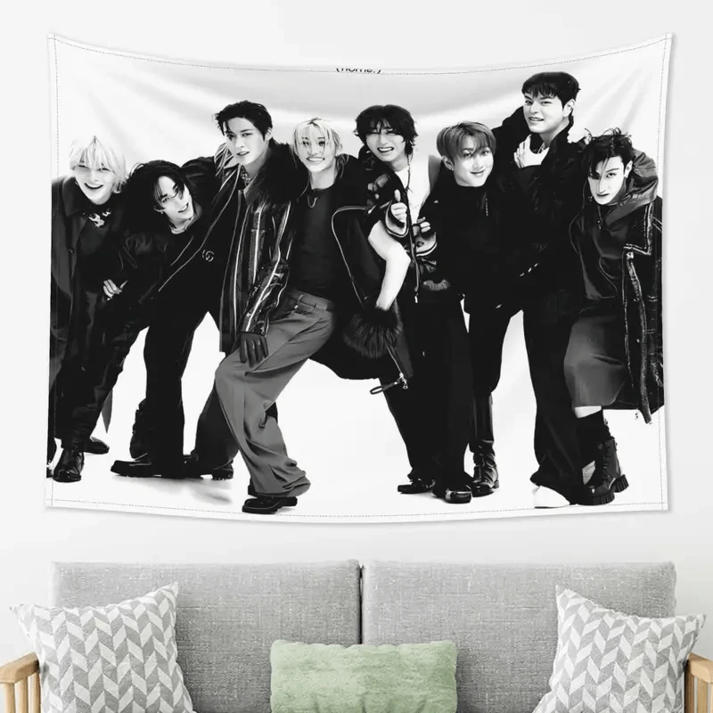 VIKAMA Tapiz con Foto de Grupo en Blanco y Negro de Stray Kids, Estilo K-Pop, Decoración de Pared para Dormitorio y Residencia de Estudiantes