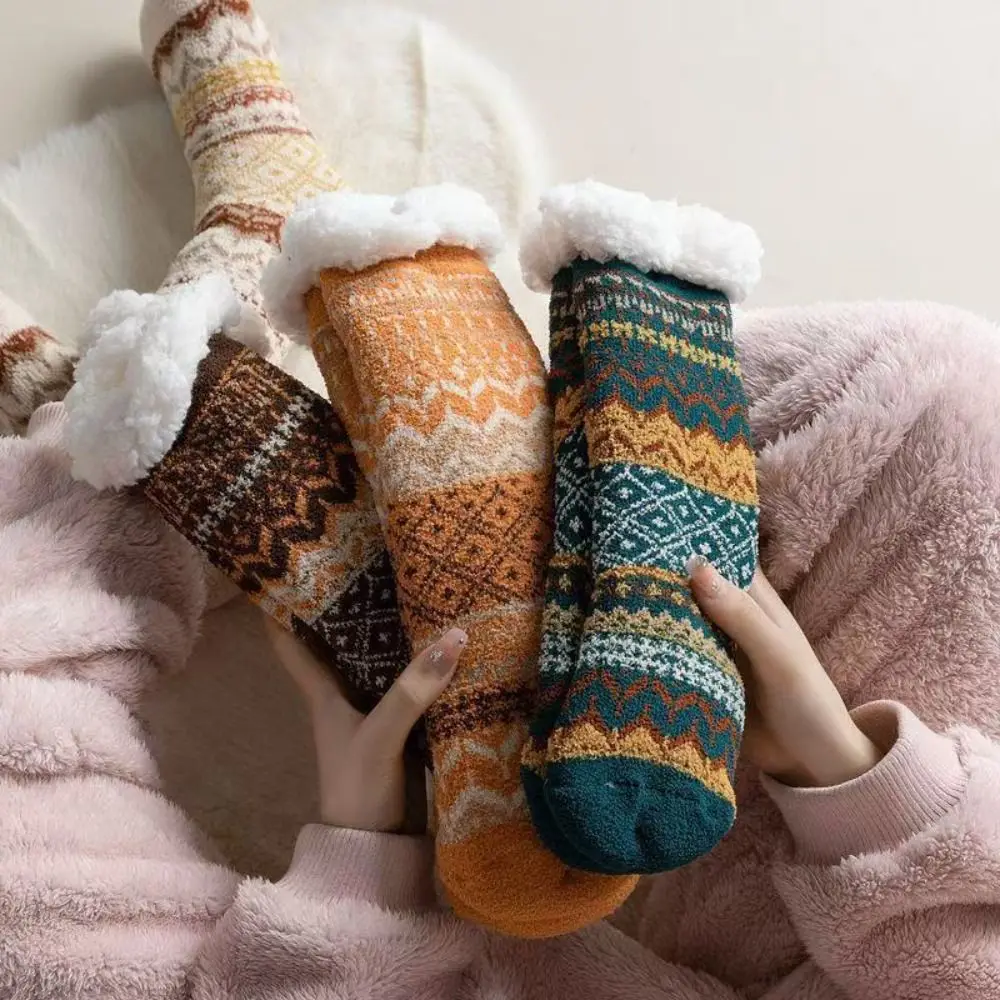Chaussettes de sol Patchwork polaire chaussettes femmes mi Tube anti-dérapant épaissir velours chaussettes bonneterie Style ethnique hiver chaussettes de sol hiver