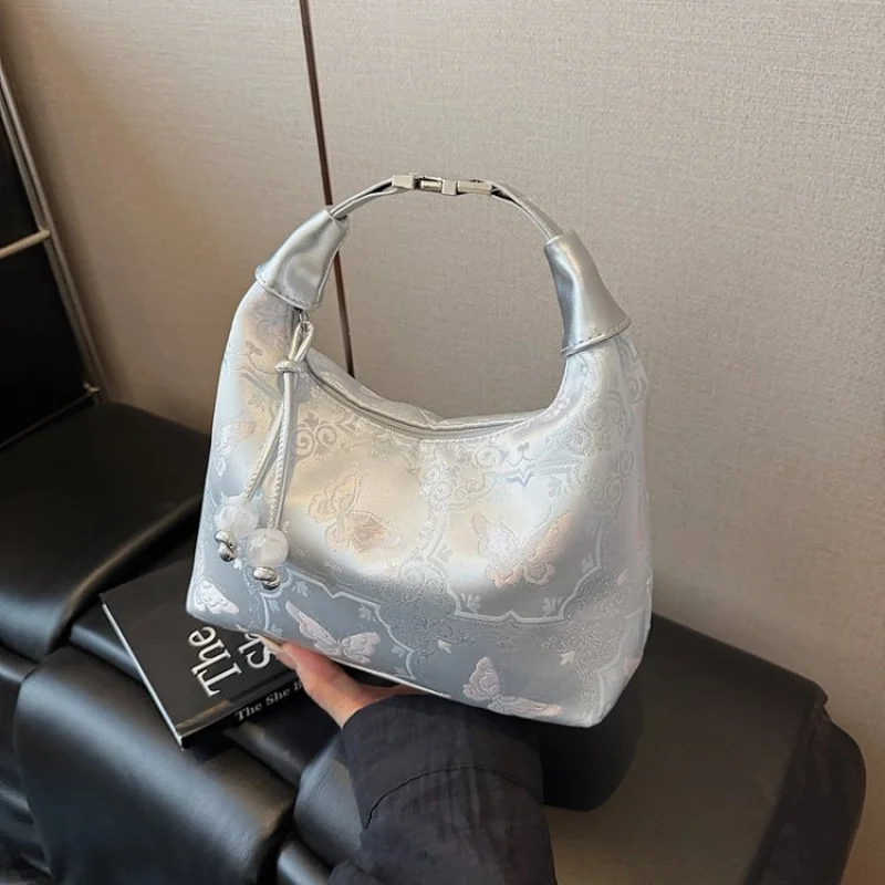 

Элегантная женская сумка на запястье с удобным ремешком и роскошной кожей для переноски без помощи рук