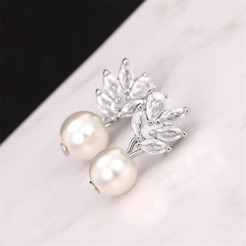 Huitan zierliche Frauen simulierte Perlen ohrringe Luxus gepflastert brillante cz Hochzeits feier elegante weibliche Ohrringe Modeschmuck
