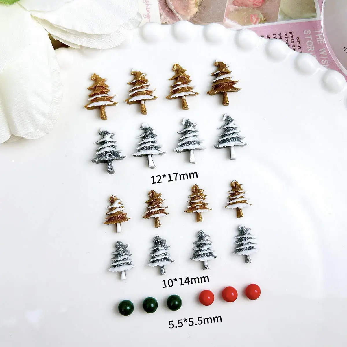 ชาร์มตกแต่งเล็บรูปต้นคริสต์มาสขนาดเล็กทำจากเรซิ่น 50 ชิ้น ลูกปัดสีแดงและสีเขียวแบบก้นแบน สำหรับตกแต่งเล็บทำเอง