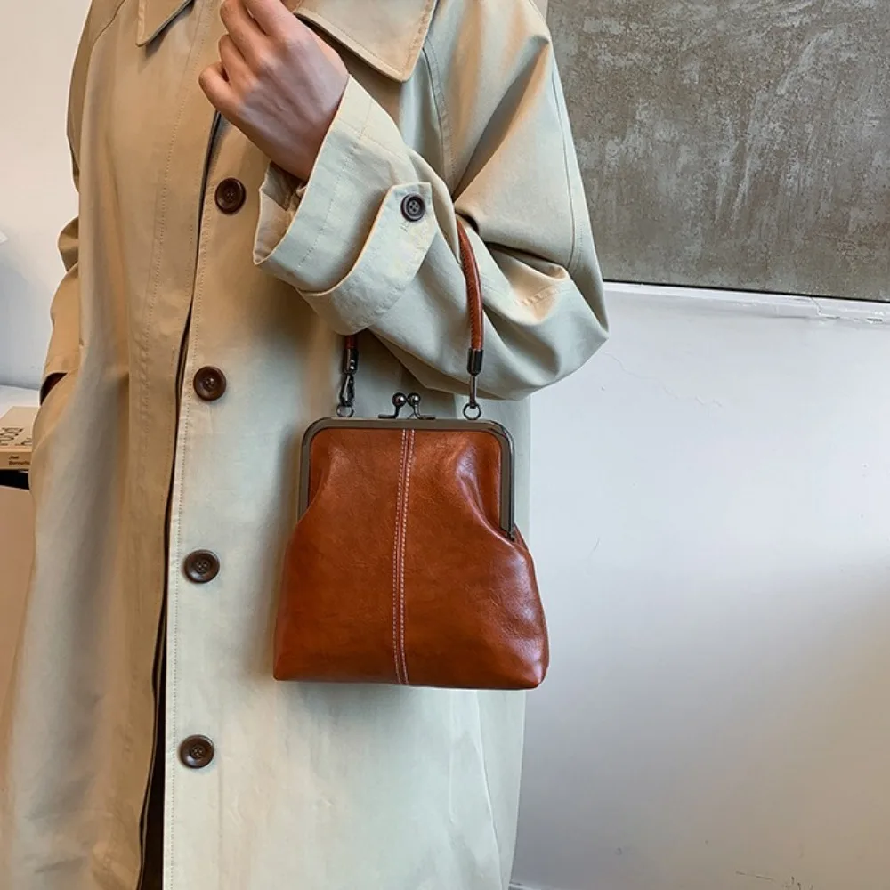 

Elegant Kiss Lock Shoulder Bag Large Capacity Retro Chinese Style Crossbody Bag PU Leather Solid Color Vintage Women's Handbag