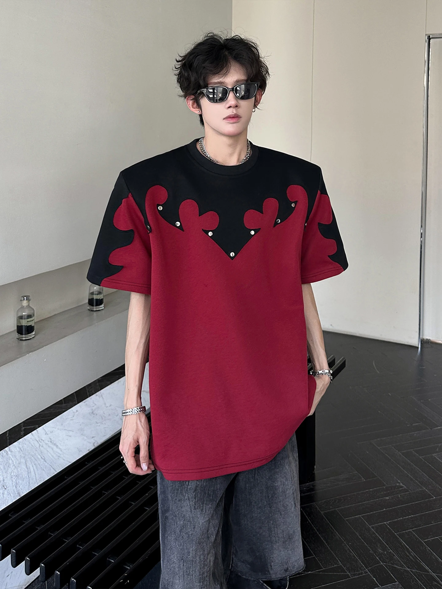 

Мужская футболка с коротким рукавом и нашивками на плечах, в американском уличном стиле, красно-черная, с дизайнерским принтом, летняя, с коротким рукавом, хит продаж.