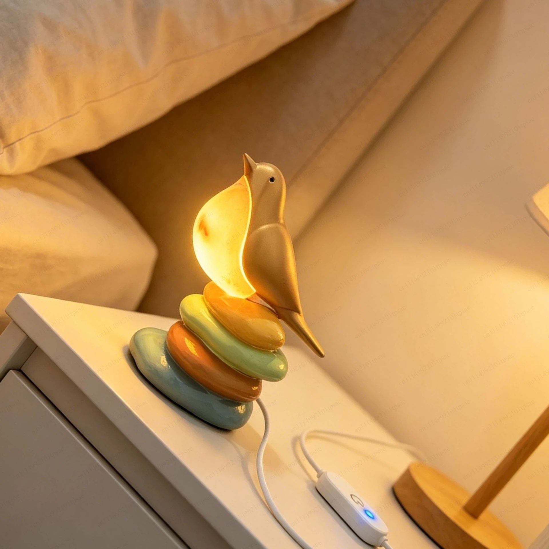 Standing Bird Stone LED Desk Lamp Cute Handmade Resin Bird Shaped Desktop LED Lamp