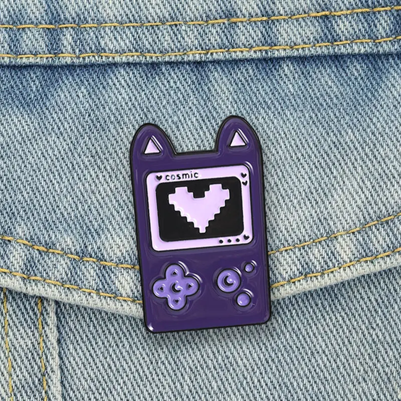 Cosmic Cat Game Emaille-Pins, lila Pixel-Herz-Broschen, Cartoon-Reversnadel, Handheld-Konsole, Schmuck-Accessoire, Geschenke für Freunde