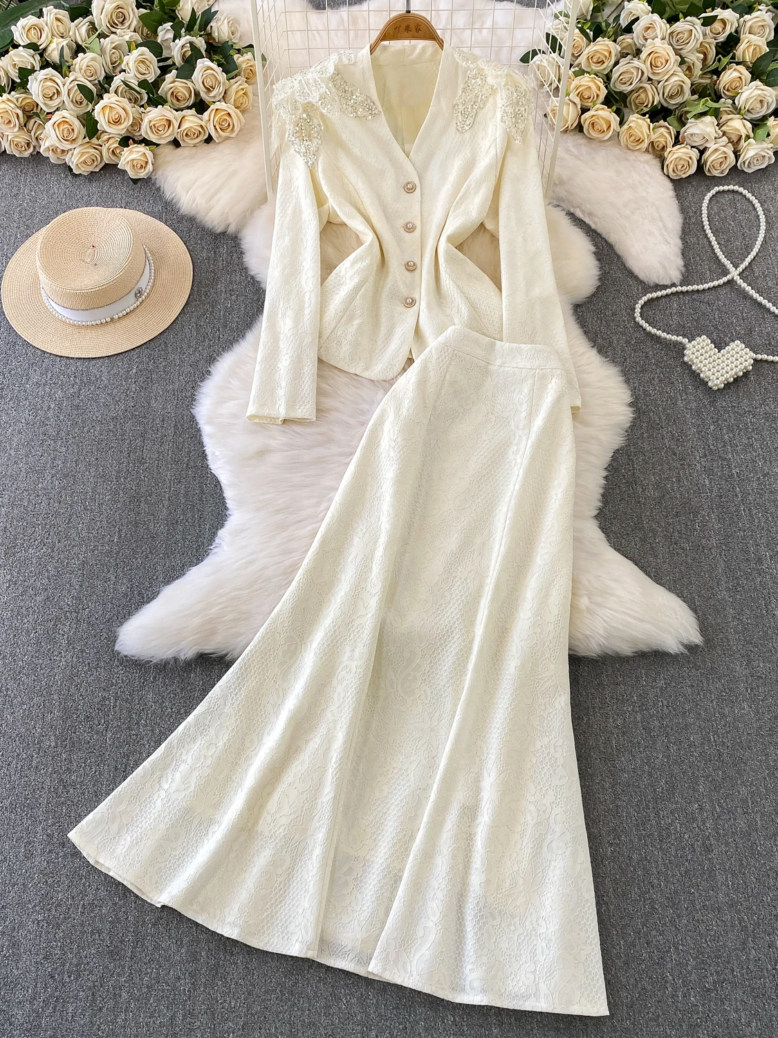 

Элегантный комплект из двух предметов: кардиган с V-образным вырезом, вышивкой и бисером, и кружевная юбка миди с завышенной талией. Модный, роскошный, стройнящий силуэт.