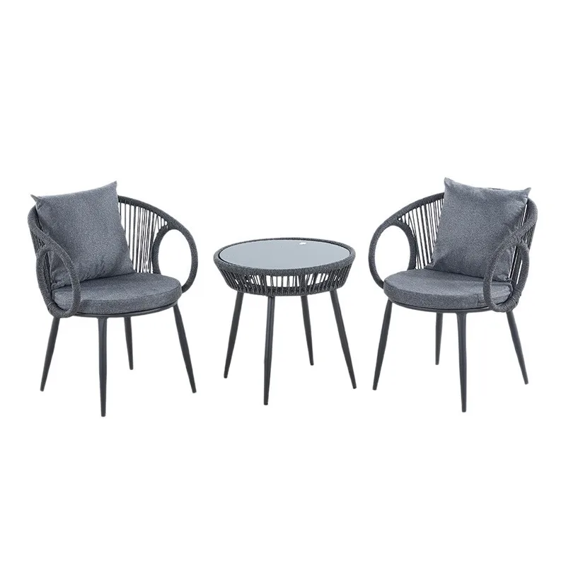 كراسي الروطان الخارجية، والشرفة الترفيهية، وطاولات الطعام والكراسي خارج شرفة الفناء في إقامة المنزل في الفندق #1