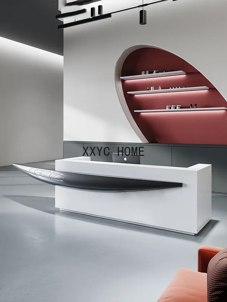 

Креативный стойка-ресепшн в форме лодки для модного фойе, бара или фирменного входа компании