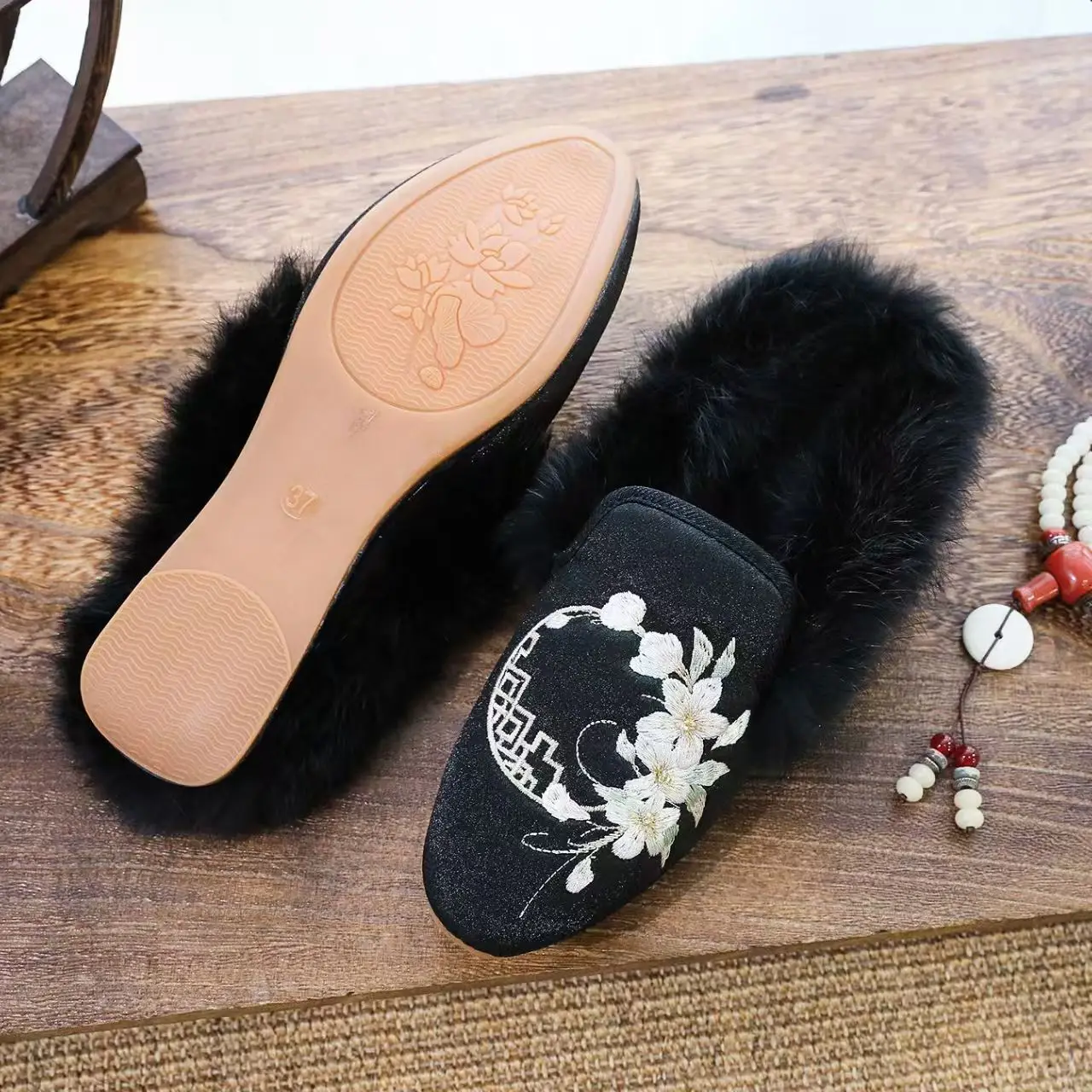 

Новые женские зимние хлопковые тапочки с вышивкой, мягкая подошва, нескользящие плюшевые теплые домашние тапочки с круглым носком на плоской подошве, пушистые тапочки