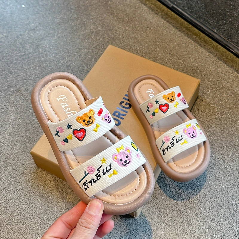 Pantofole estive per bambini pantofole con suola morbida per ragazze fuori scarpe Open-toe Cute Bear ricamo bambini scivoli da spiaggia antiscivolo