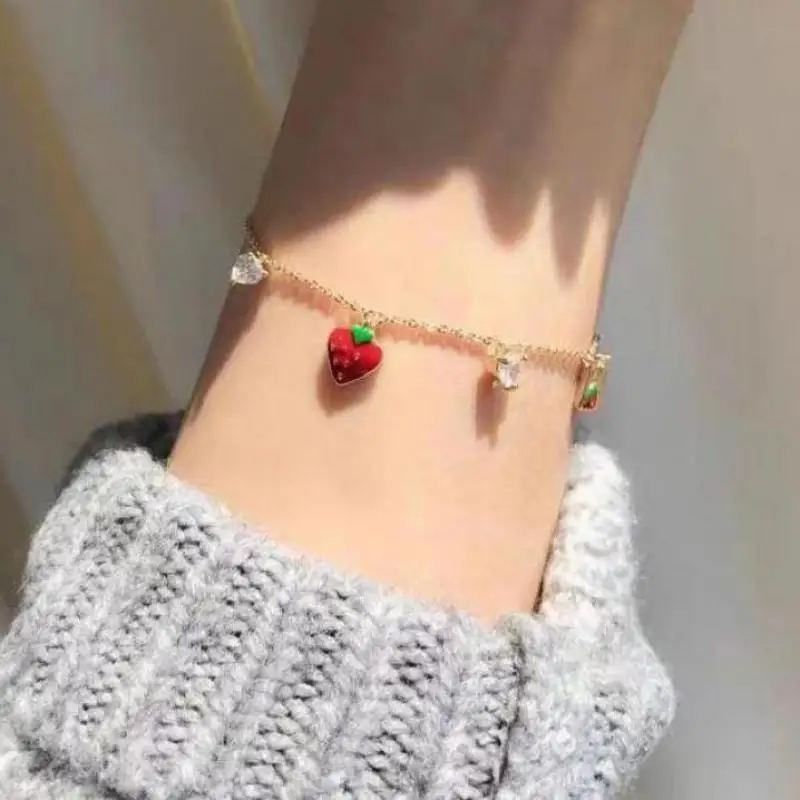 Pulseira vermelha de morango para mulheres, coreana, moderna, zircão, pequena, fresca, estudante, pulseiras de coração, presente amigável, novo, 2023