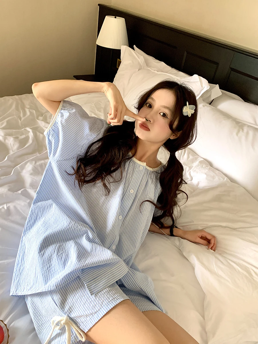 

Round neck striped sleepwear for women in summer 2025, new short sleeved shorts, simple and sweet girl's home outfit set