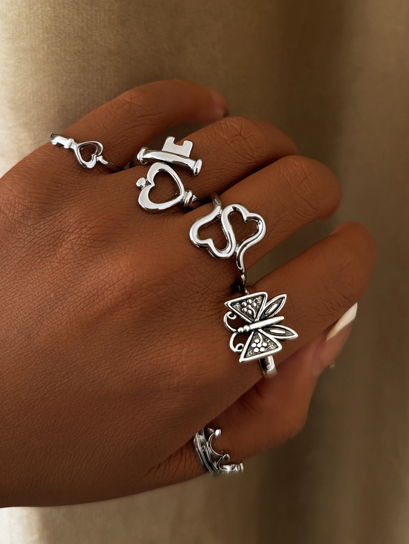 Conjunto de anillos de mariposa y corazón, diseños en forma de corazón de corona, joyería Vintage apilable para mujer, accesorio de moda Boho Punk