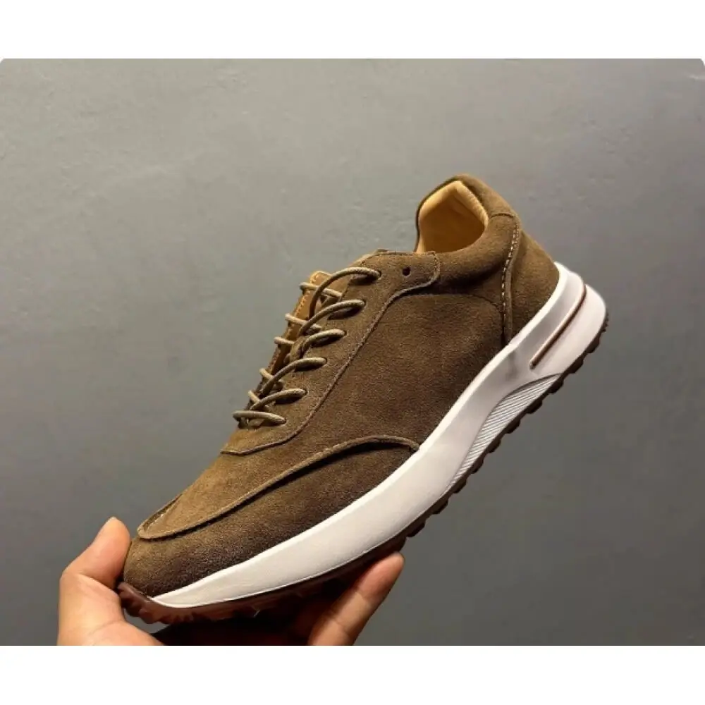 

Премиальные коричневые замшевые кроссовки – ручная работа, комфорт и неподвластная времени роскошь для изысканных джентльменов