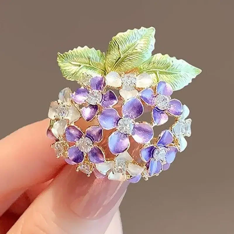 Beautiful Flower Accessory Sparkling Alloy Badge Fashion Brooch Clothing Jewelry Suitable for Gifting or Own Collection