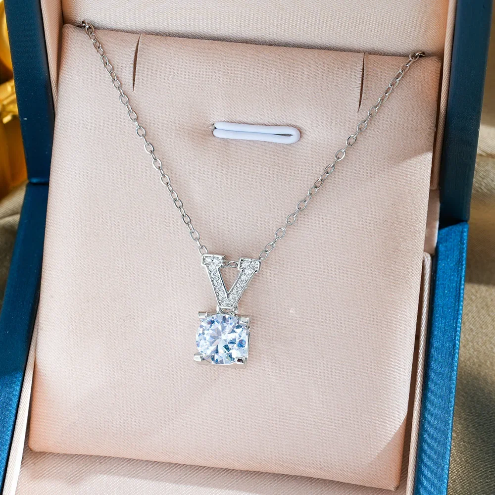 سلسلة الترقوة الجديدة 2025 خفيفة وفاخرة. هذا القلادة المعلقة المصنوعة من الفولاذ التيتانيوم مناسبة لارتدائها