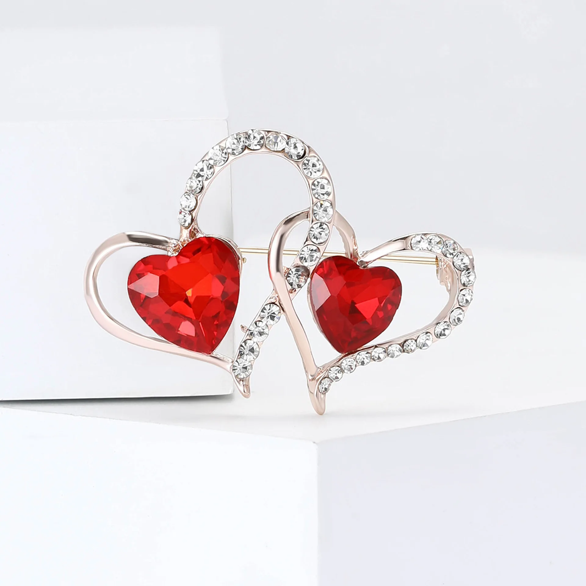 Delicate Red Heart Crystal Brooch Women's Fashion Romantic Rhinester Couple Red Heart Wedding Banquet Party brooch Gift