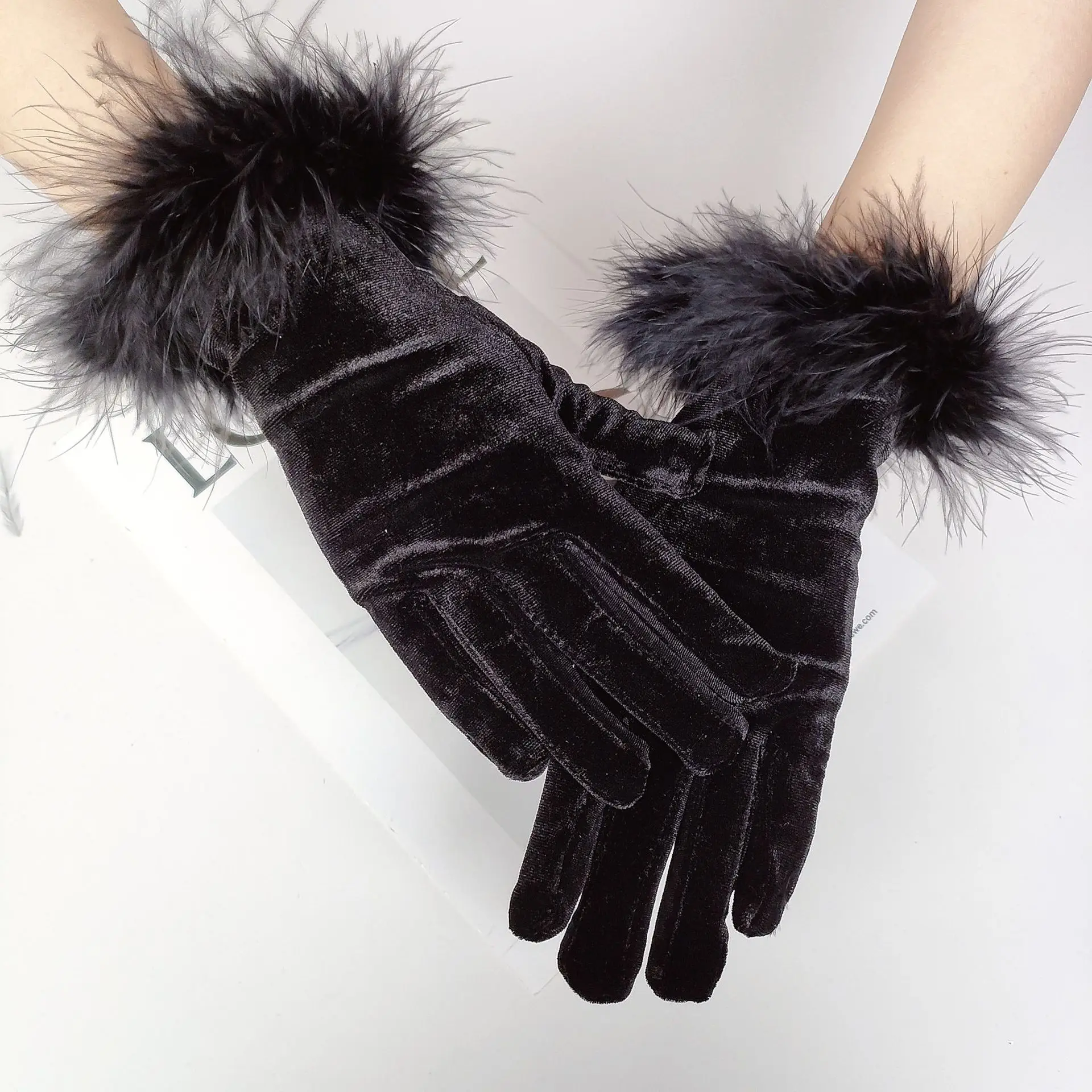 Halloween Stage Performance Full Finger Cuff Feather Gloves Cosplay 23CM Golden Velvet Short Dinner Dress Party Women's Mittens