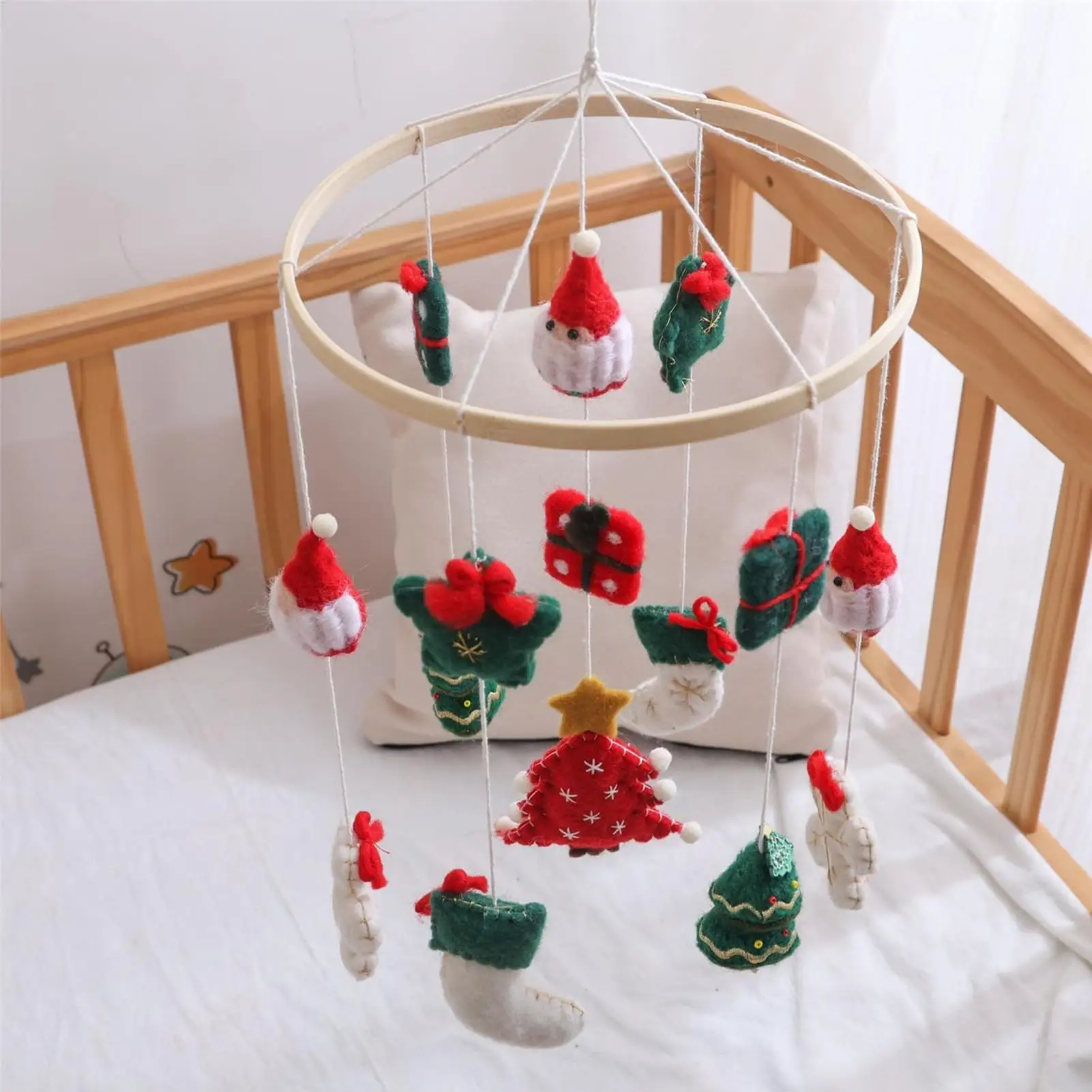 mobile-natalizio-per-la-cameretta-decorazione-con-albero-di-natale-babbo-natale-e-calze-mobile-artigianale-per-cameretta-di-bambini-ragazzi-e-ragazze-per-la-stanza-dei-bambini-e-la-casa