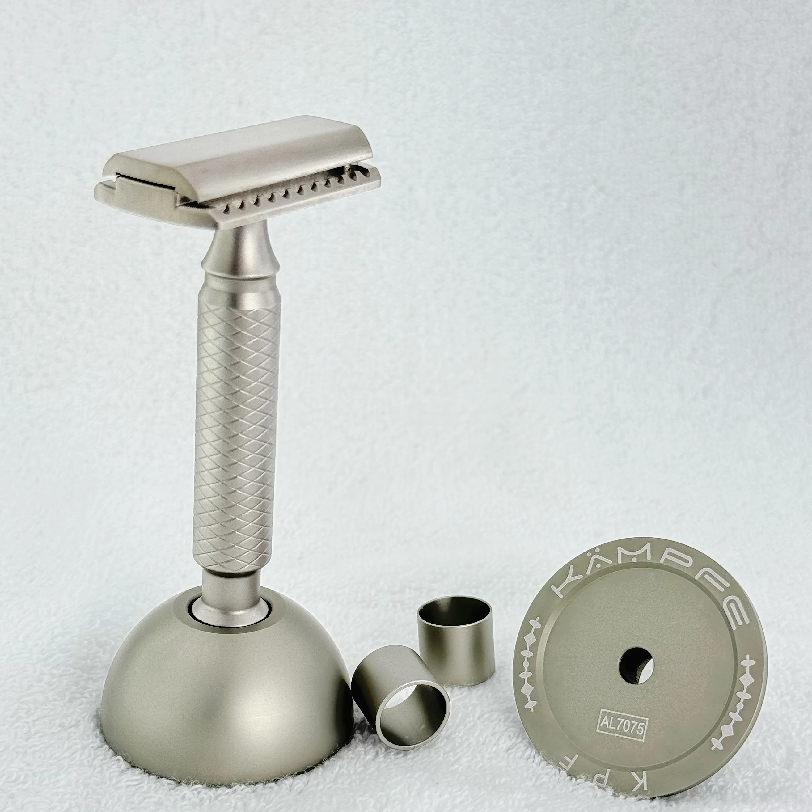 حامل ماكينة حلاقة آمن بقوس فضي من KAMPFE، حامل قاعدة ماكينة حلاقة من سبائك الألومنيوم للرجال، حامل ماكينة حلاقة يدوية كلاسيكية بثلاثة أقطار