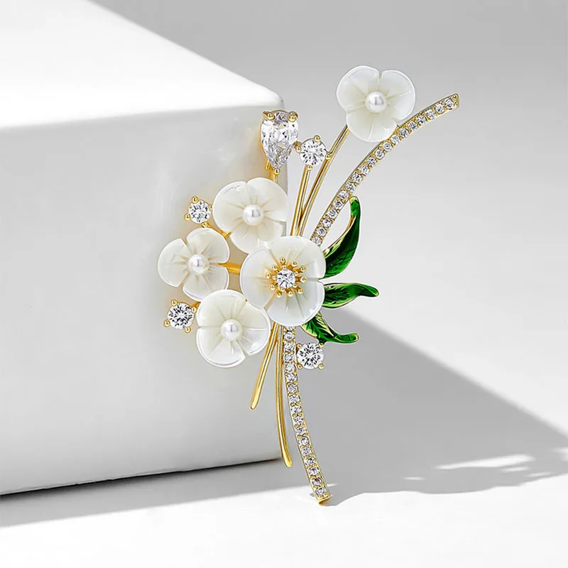 New Delicate Floral Brooch Pin Unisex High-end Feminine Pearl Corsage Luxury Design White Crystal Pins Rhinestone Accessories