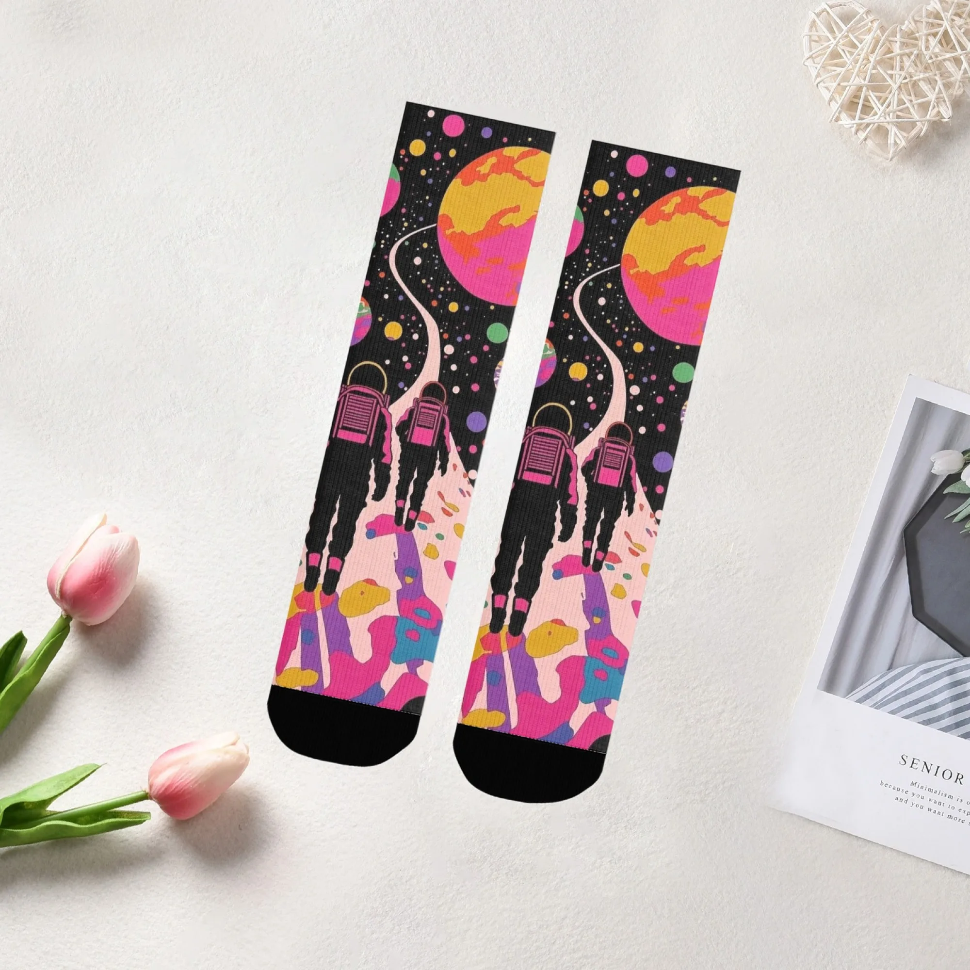 جوارب فنية ريترو الخيال العلمي - طاقم رائد الفضاء النابضة بالحياة بين النجوم وطباعة رائد الفضاء للفن - عشاق الفضاء العقل