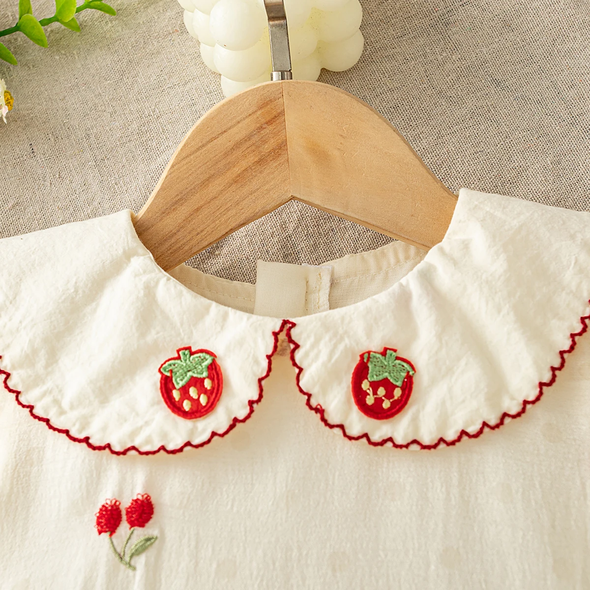 Sommerliches Baumwollkleid für Babymädchen mit Kirschen, Koreanischer Stil, Niedliches Beige Kleid mit Puppenkragen und Erdbeermotiv für Kleinkinder – Detail 4