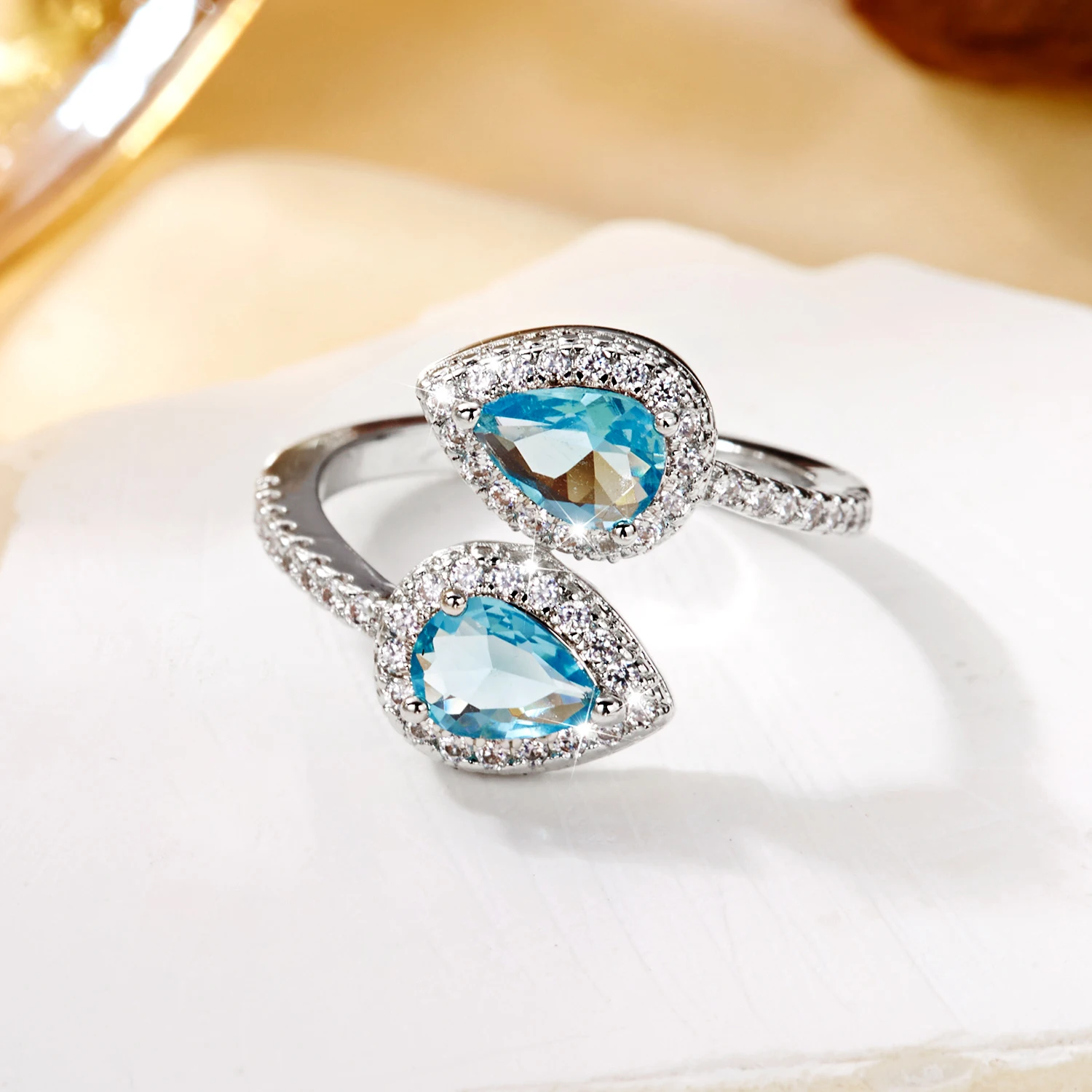 Eleganter Birnenförmiger Blauer Zirkon Bypass-Ring für Damen Kupfer Doppelstein-Halo Abend Cocktail Party Brillanter Statement-Schmuck – Detail 3