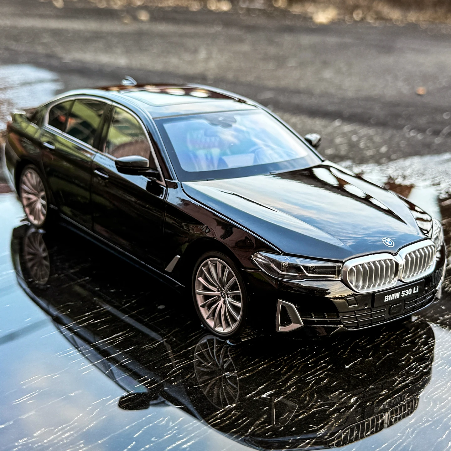1:24 BMW 5 Series 530i 530LI Alloy Luxy Car Model Diecast Metal Vehicles Car Model High Simulation Sound and Light Kids Toy Gift