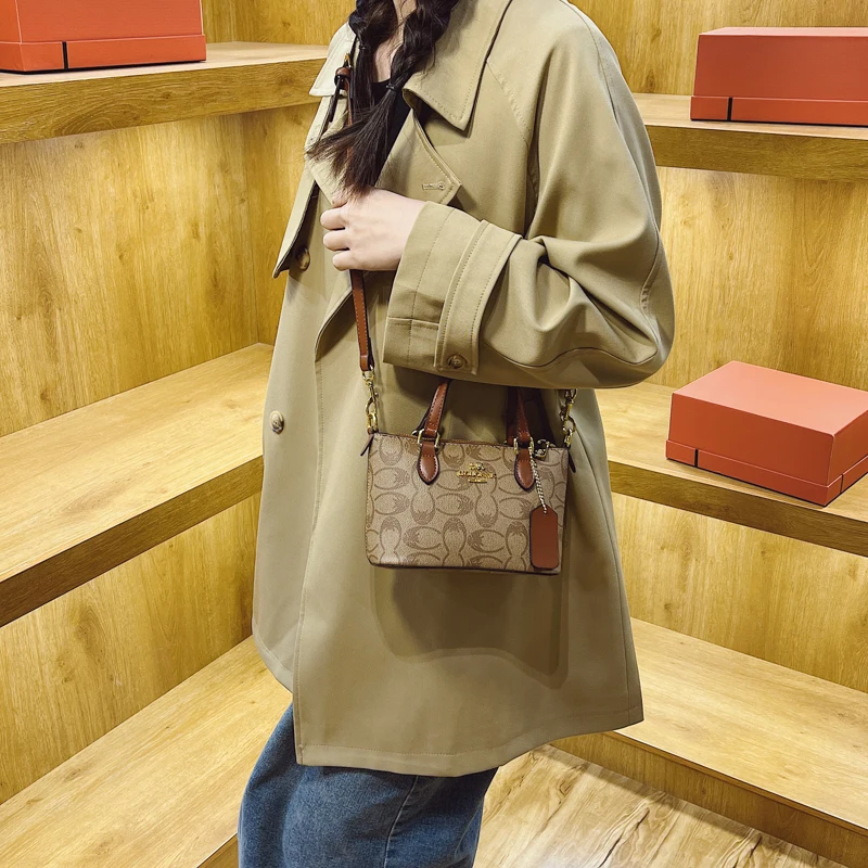 

Дизайнерская сумка-мессенджер для женщин из натуральной кожи классического коричневого цвета с антикварной фурнитурой в винтажном стиле