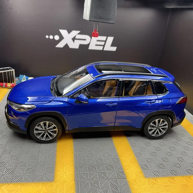 1/18 مقياس تويوتا كورولا كروس SUV يموت الصب سبيكة سيارة نموذج المركبات محاكاة جمع الحلي الهدايا التذكارية ألعاب للأولاد هدية