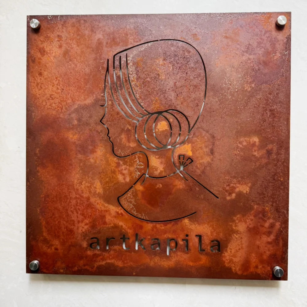 panneau-de-porte-de-studio-moderne-en-acier-corten-logo-et-chiffres-decoupes-au-laser-personnalisables-plaque-exterieure-etanche-avec-vis-de-montage