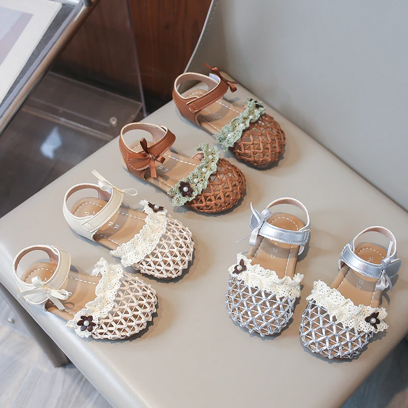 2026 Mädchen-Sandalen mit atmungsaktivem Mesh-Geflecht, bezaubernde Sommer-Kinder-Sliders mit Schleife, beige-silberne runde Zehenpartie, vielseitige Kinderschuhe 23-33