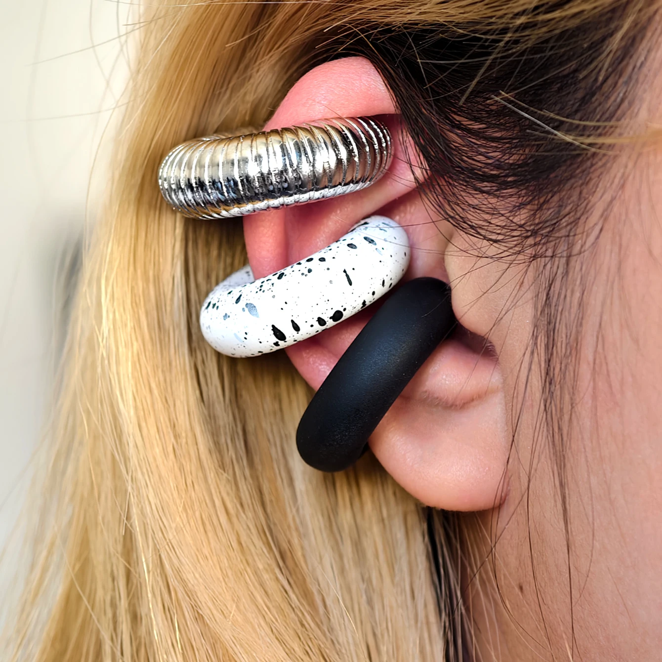 مجموعة أقراط أذن يومية بسيطة مكونة من 5 قطع بلون سادة وملمس رخامي ملولب على شكل حرف C مجموعة أقراط عصرية #1