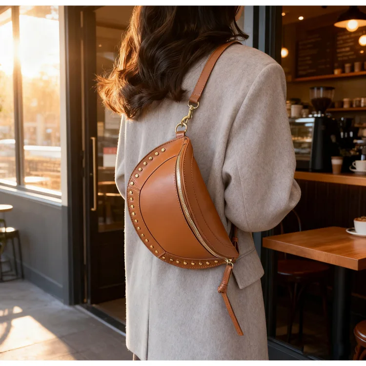 

Retro First-layer Cowhide Women's Sports Breast Bag, Fanny Pack, Fashionable and Versatile Casual Women's Oblique Span Bag